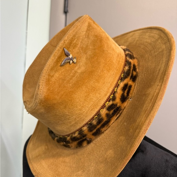 Boot Hill Western Cowboy Hat w Hand Made Feather Band Tan Stetson VINTAGE Pins - Picture 5 of 14